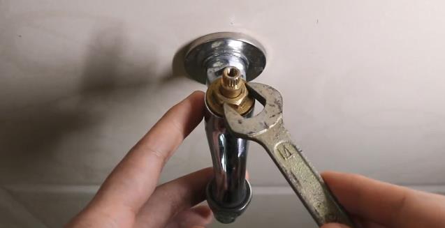 水龍頭滴水怎么處理？看步驟圖跟著老師傅一步步操作一下吧！