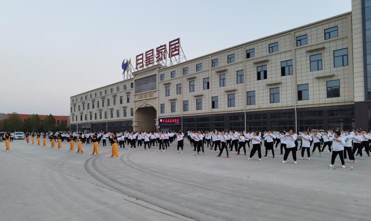 勝管曹縣運(yùn)營(yíng)中心為弘揚(yáng)全民健身運(yùn)動(dòng)，竟組建了一支“400人舞團(tuán)”